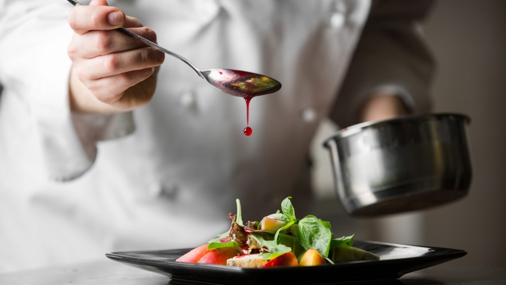 Luis Kadour Ponce recibiendo premio como Embajador Gastronómico de México 2023