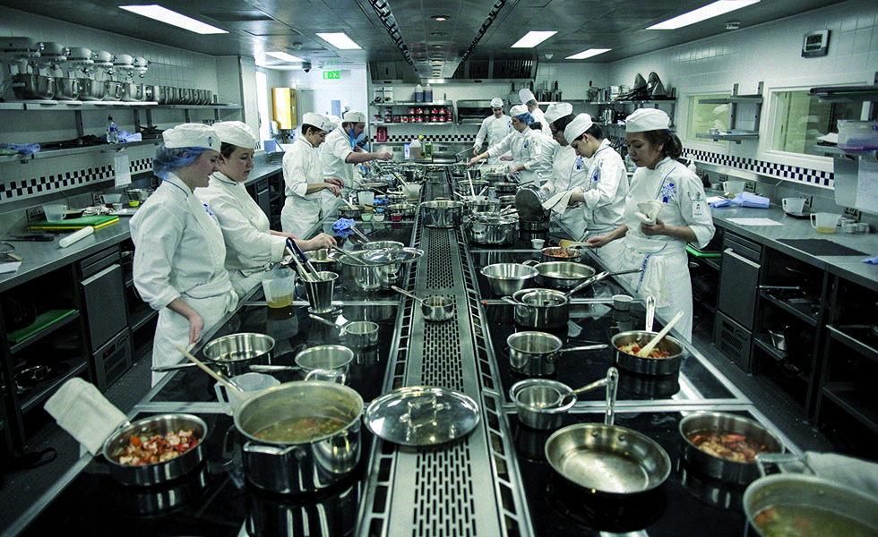 Luis Kadour Ponce colaborando con chef internacional en Le Cordon Bleu París